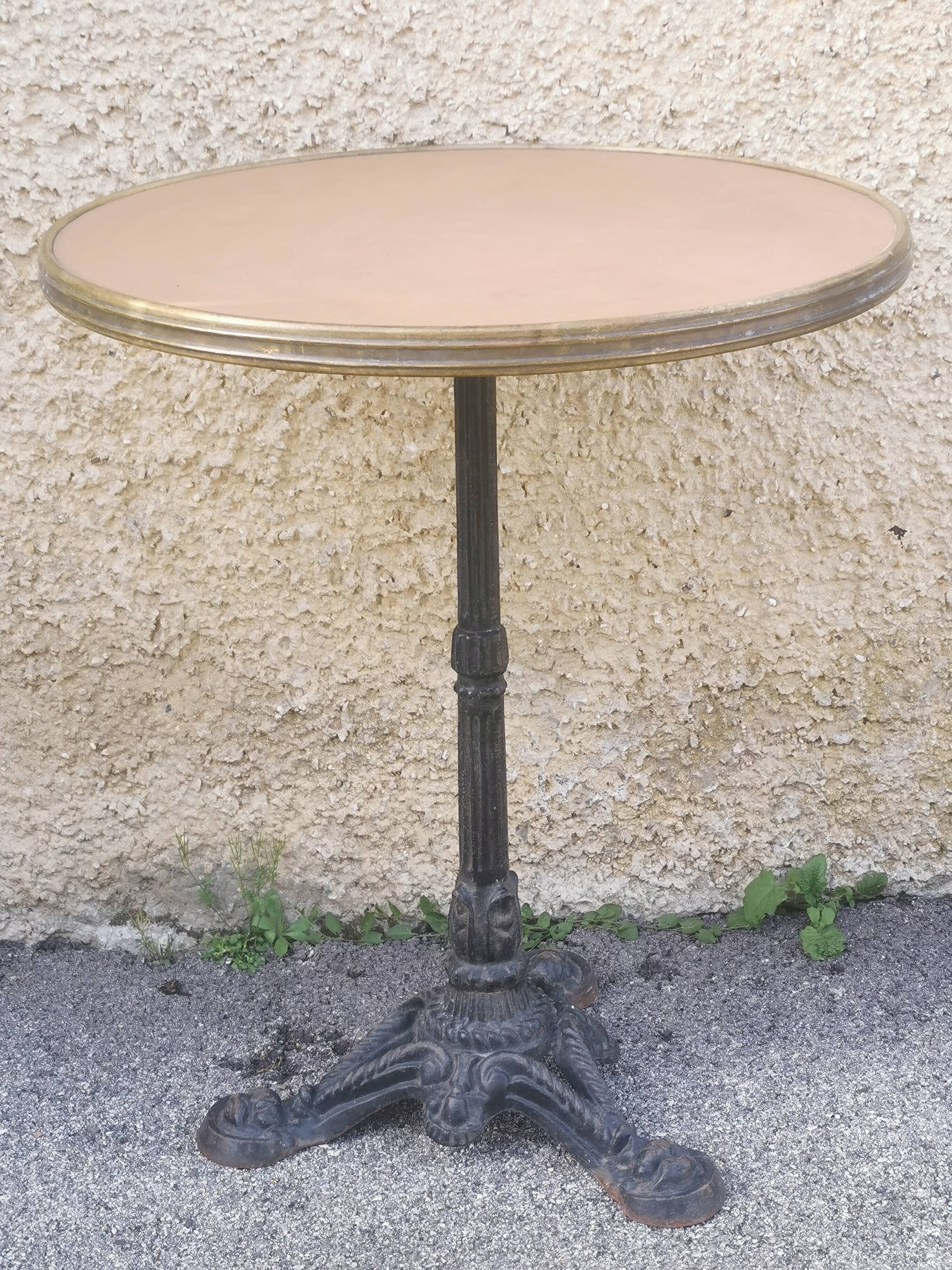 Table vintage de bistrot parisien