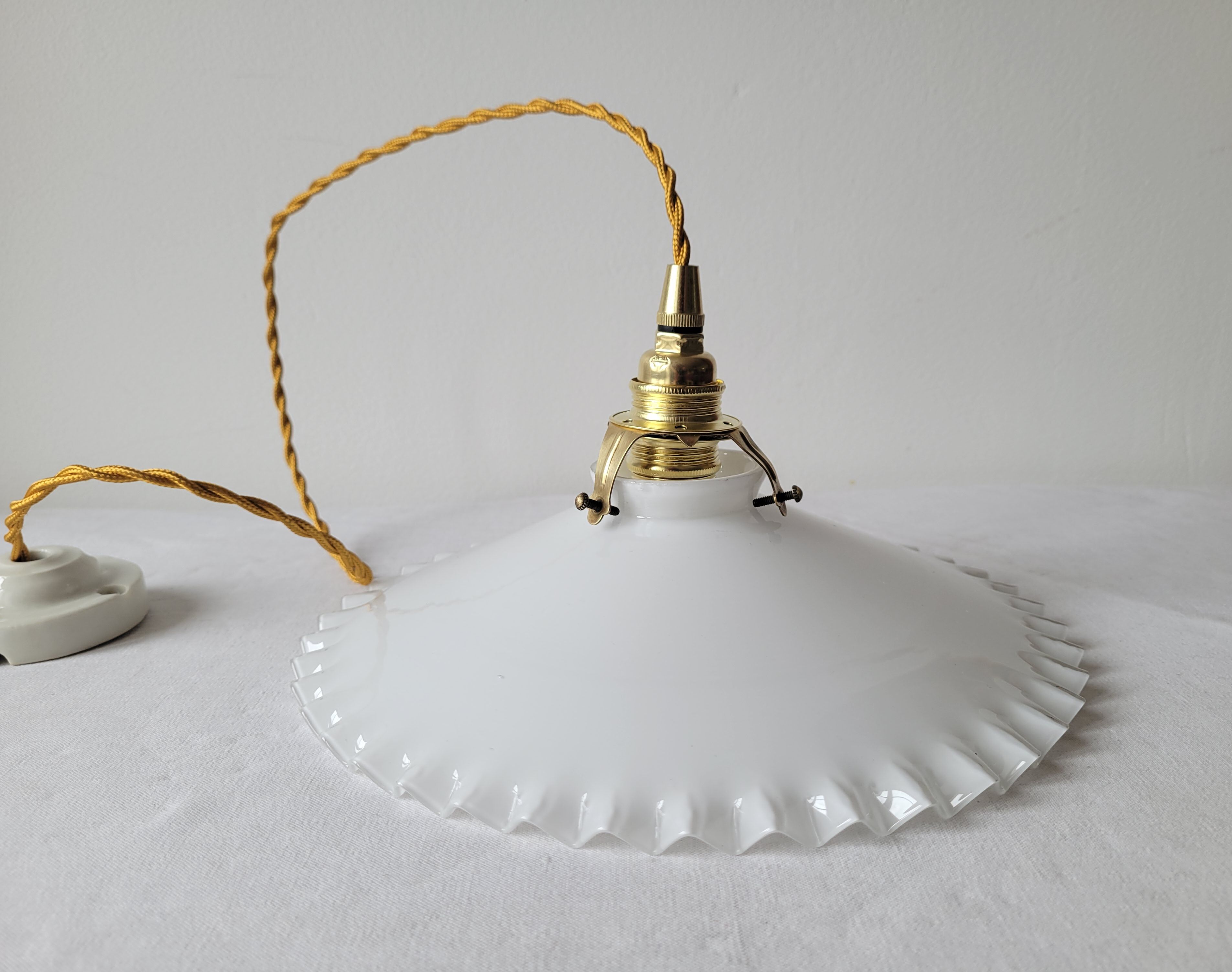 Serrated opaline suspension