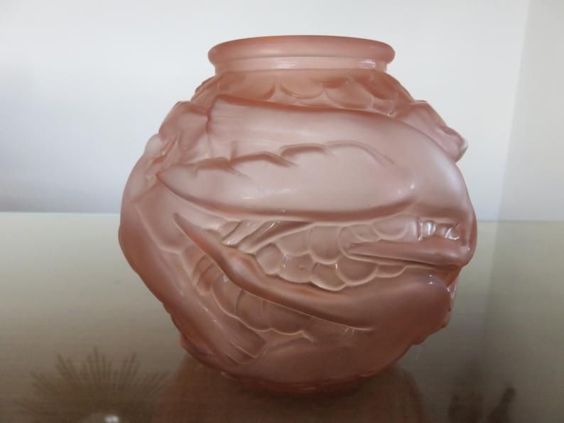 Art Deco vase in pink moulded glass "bird motif" 40s