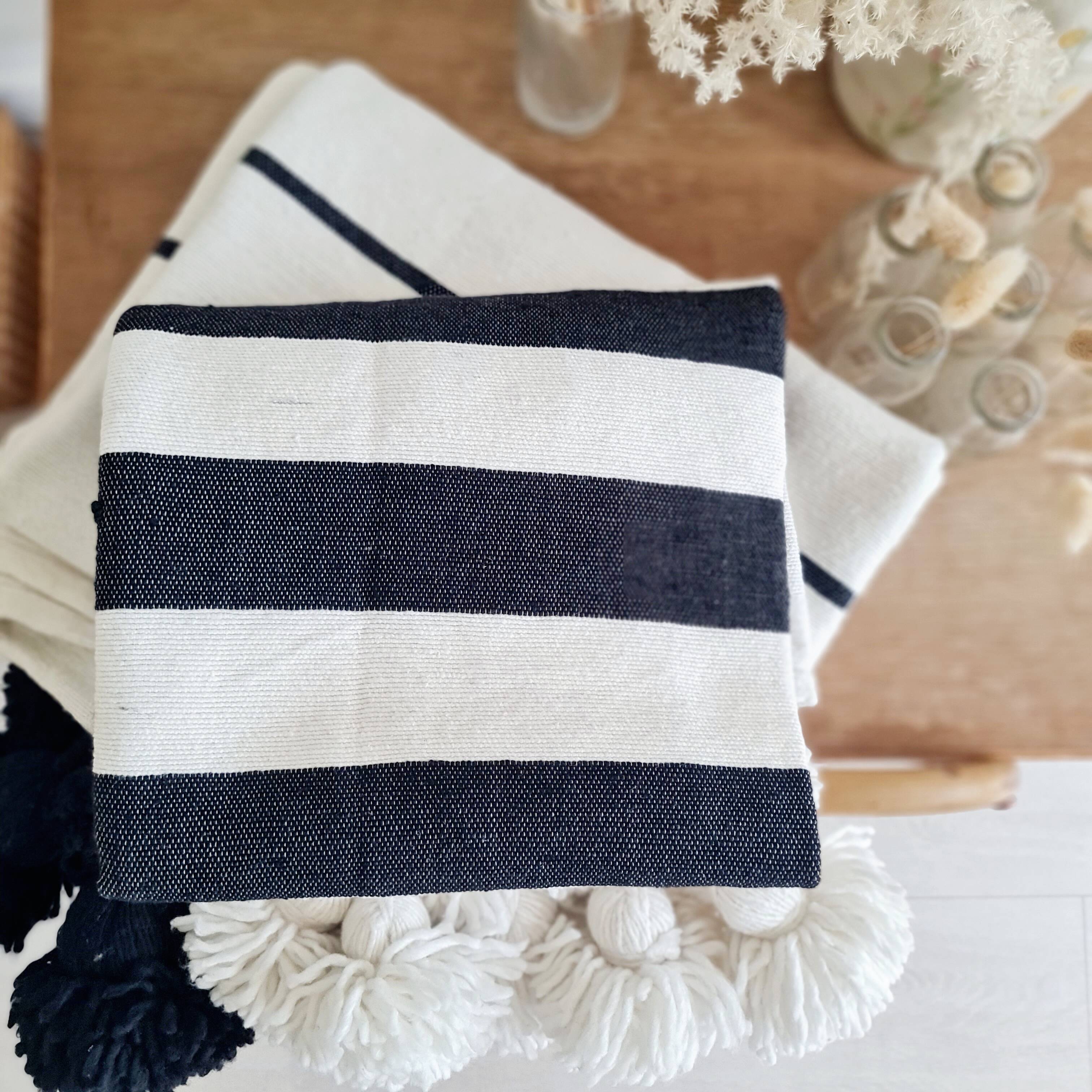 Plaid tissé main rayures noires pompons blancs