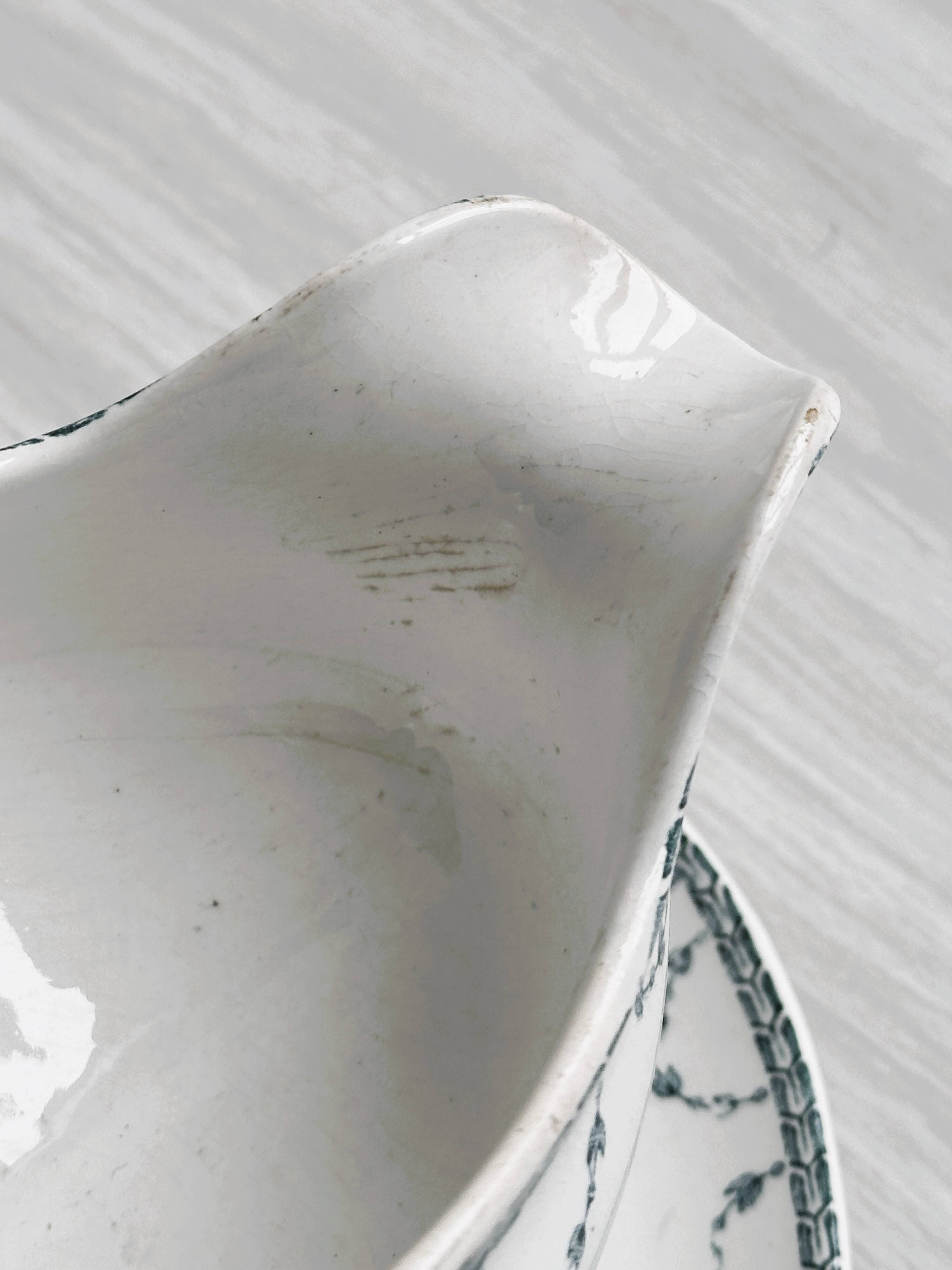 Gravy boat on earthenware frame Digoin Sarreguemines Faust.