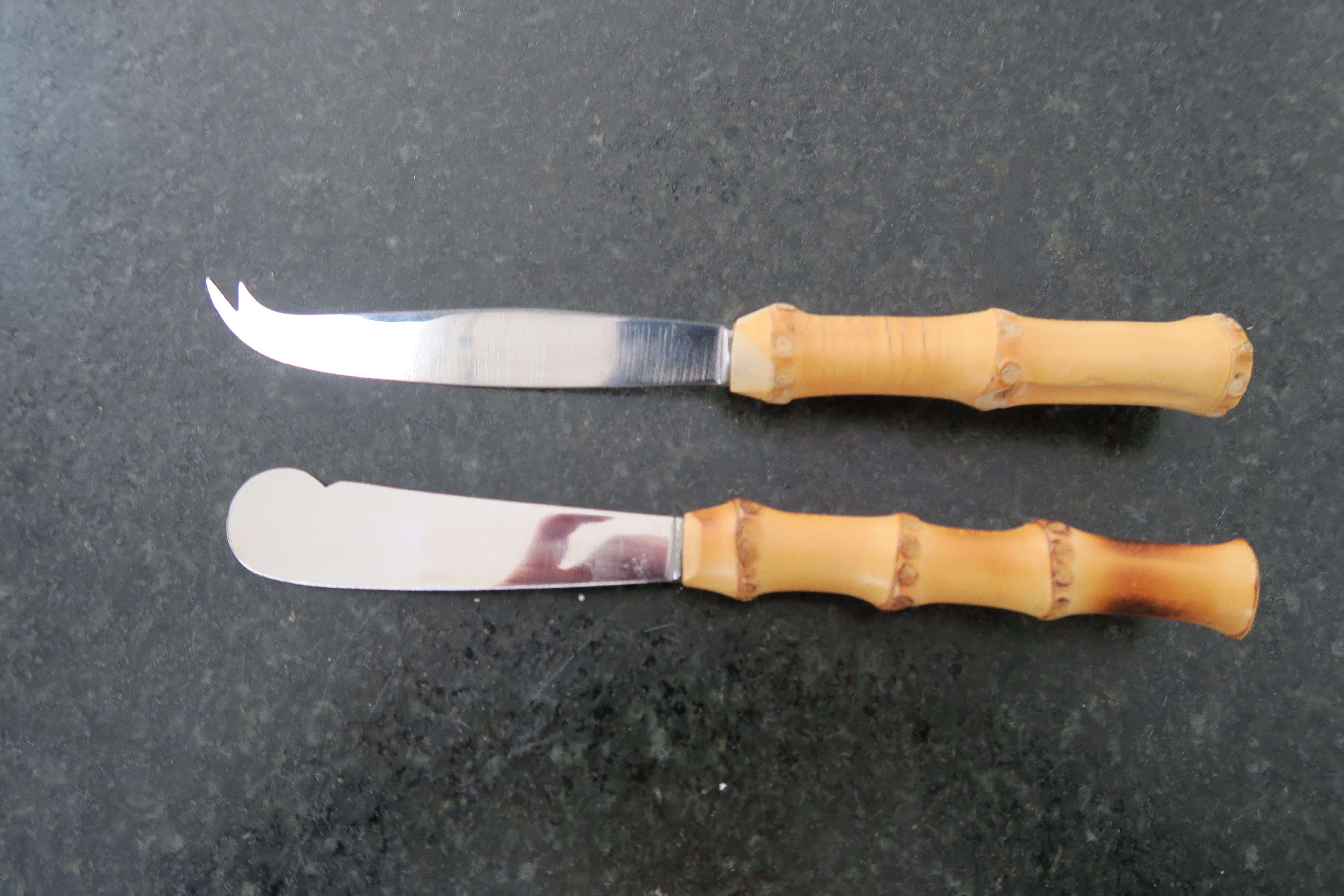 Ensemble couteaux à fromage manche bambou 1950