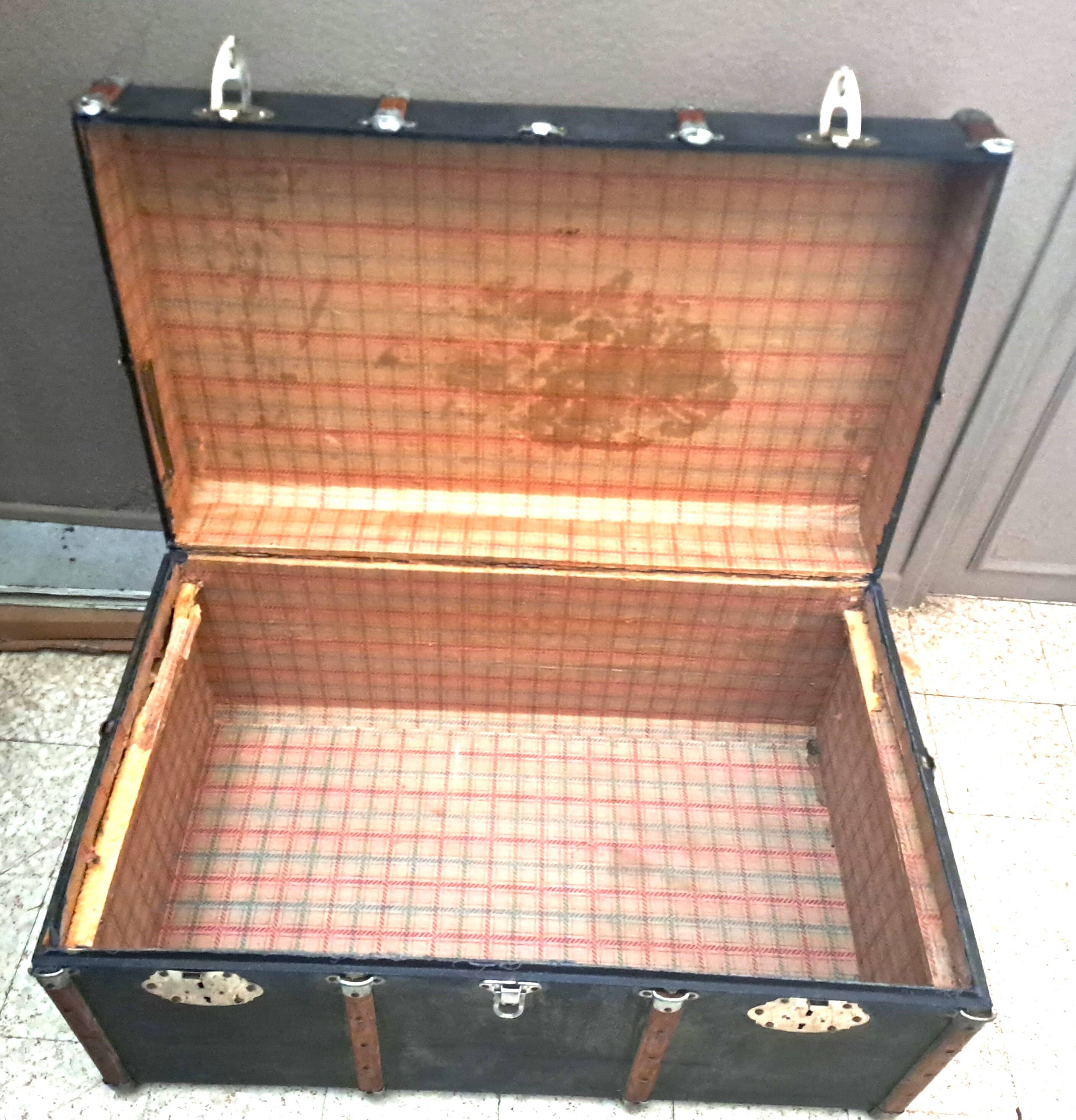 Antique vintage wooden travel trunk dating from the 1880s/1920s