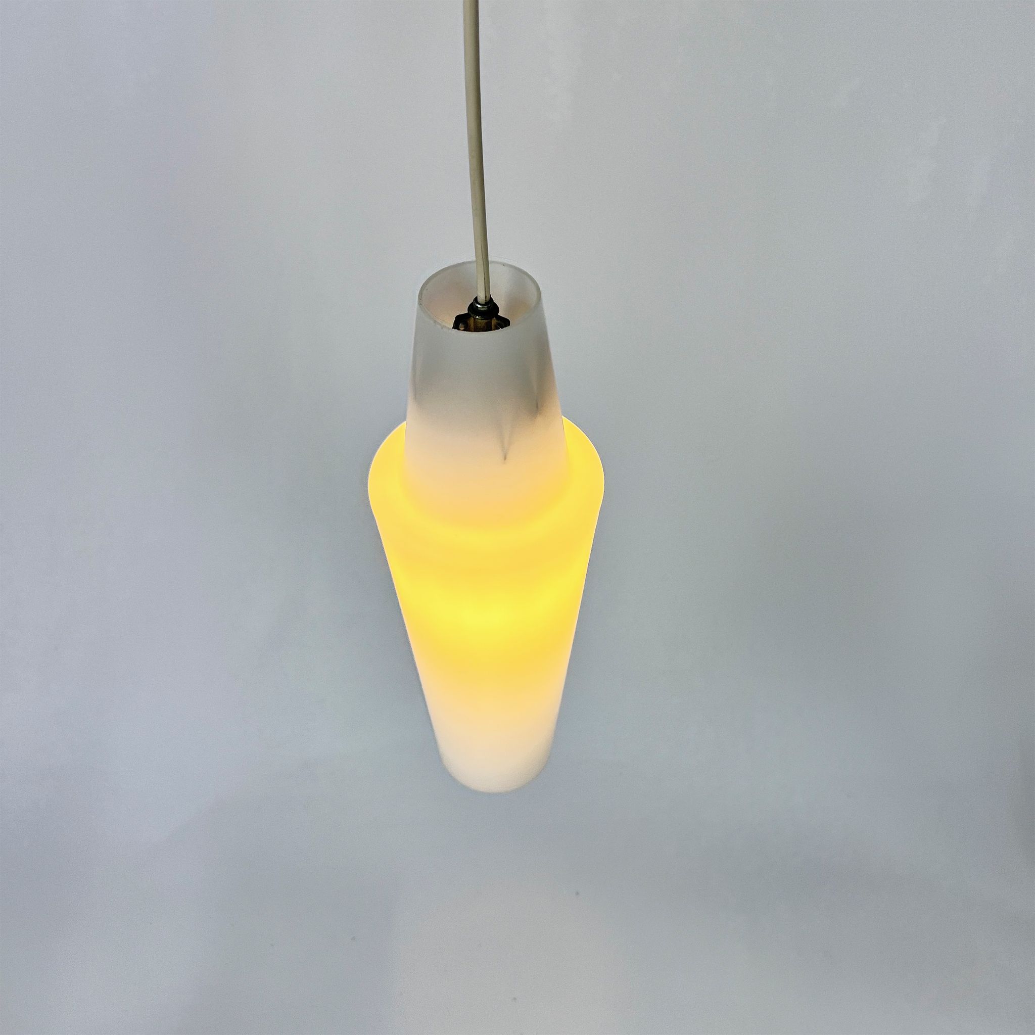 Ensemble de 2 calices en verre opalin du milieu du siècle, 1960