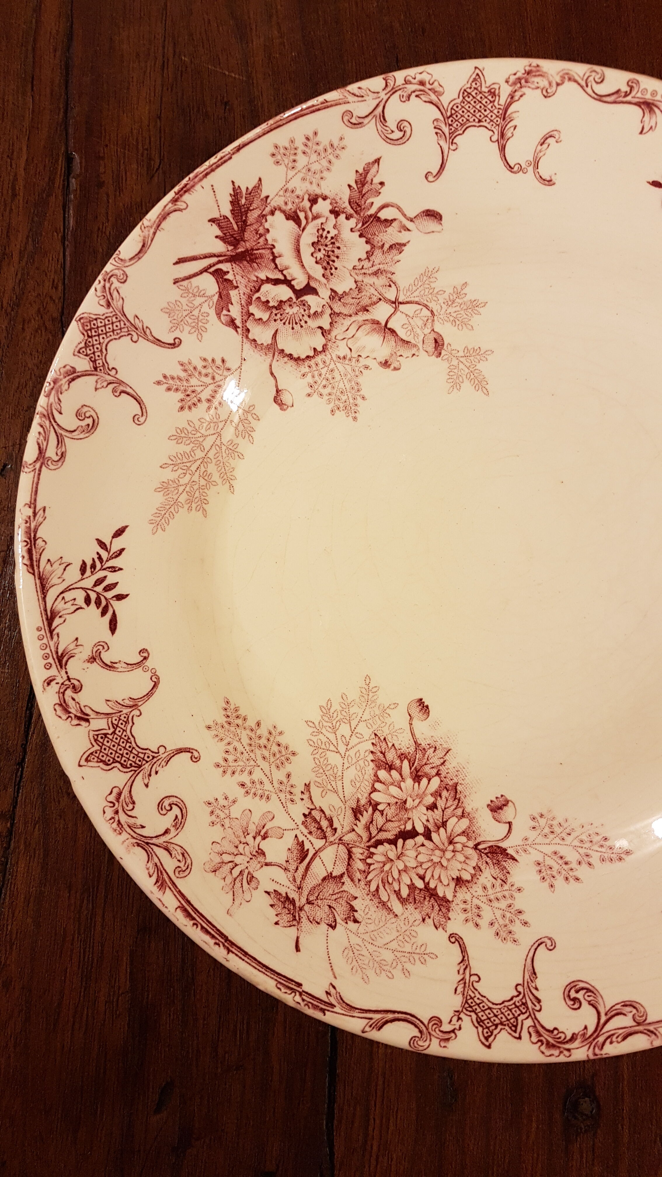 Plate with decoration of flowers