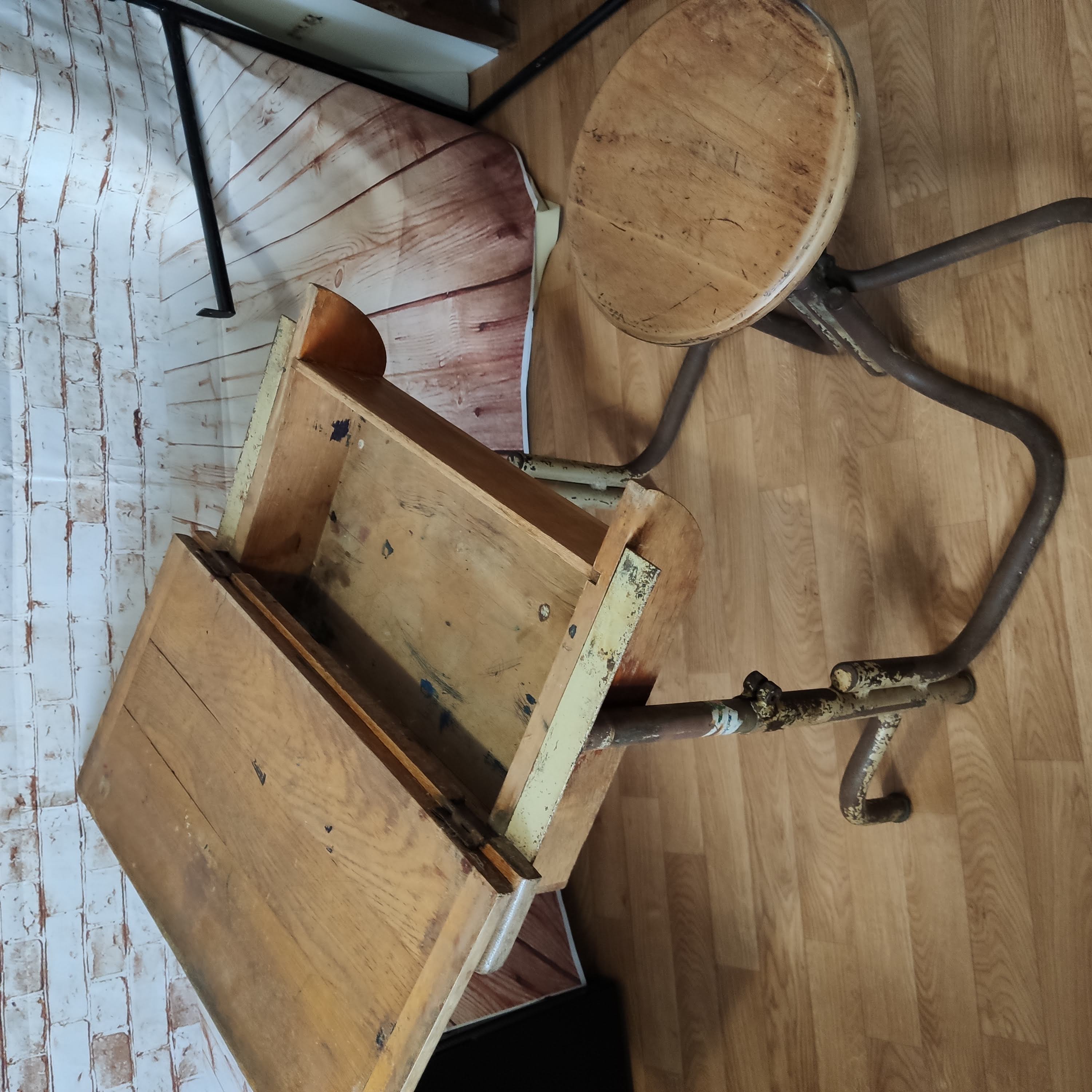 Old and reglable school puputre