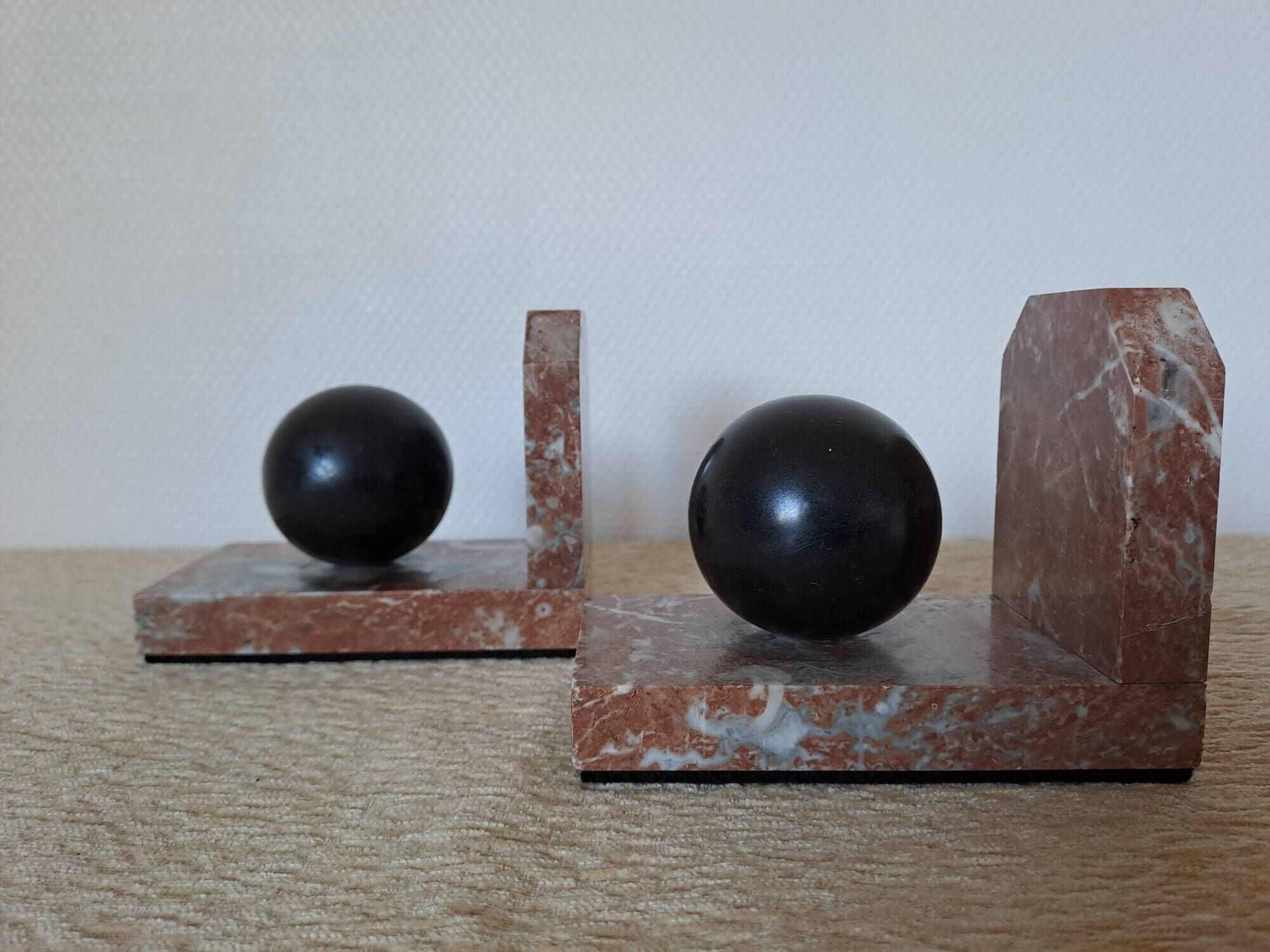 Pair of red marble bookends with black stone spheres – Art Style