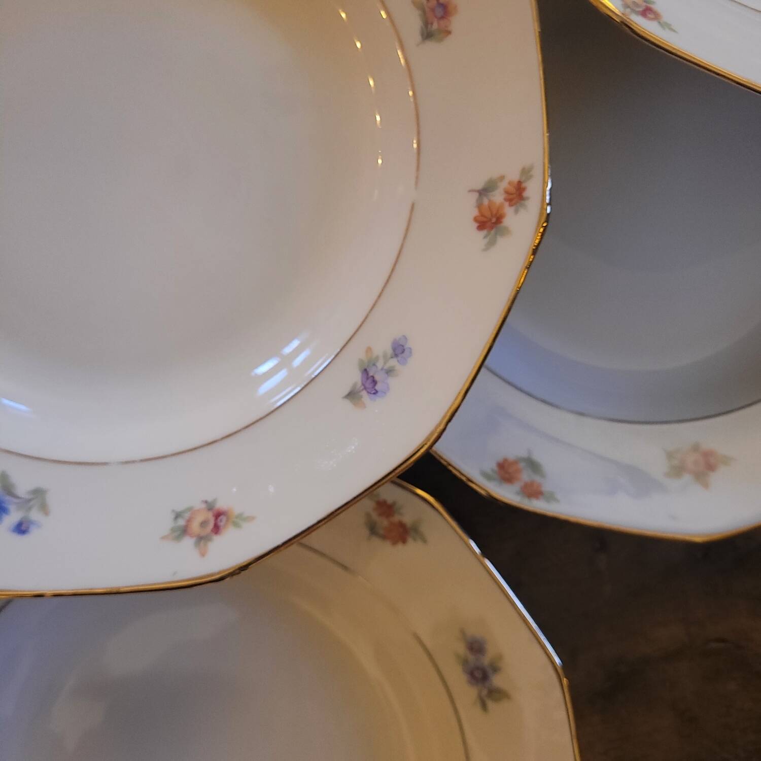Porcelain soup plates - Decorated with small flowers and a gold rim
