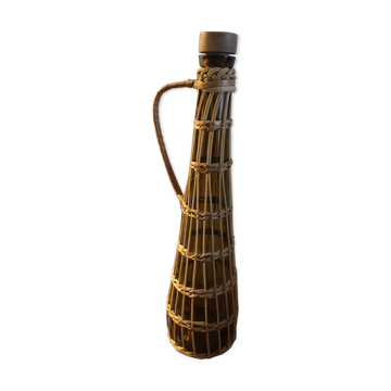 Carafe en verre ambré et rotin