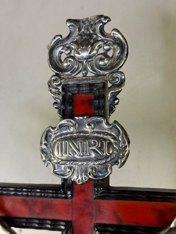 Christ en croix, crucifix en bois et écaille rouge, argent massif, Anvers XVIIème siècle