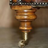 Victorian Chesterfield canapé in hand-dyed serpentine leather.