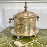 Boîte ou coffret ancien en laiton gravé