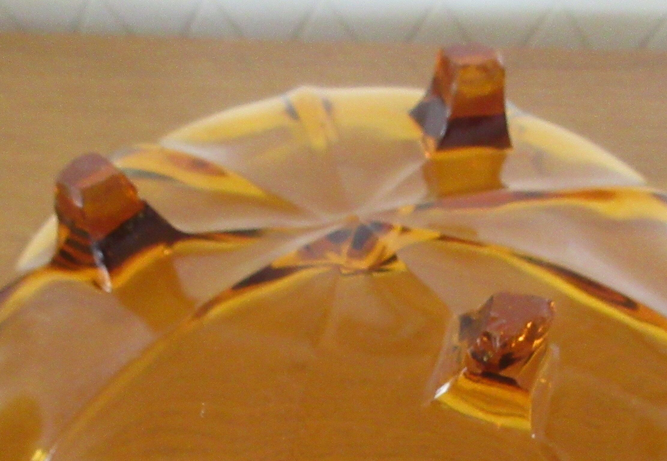 Cut/saladier tripod in the shape of amber-coloured flower