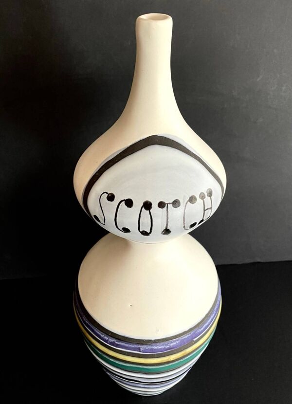 Grande bouteille ''Scotch'' en faïence par Roger Capron à Vallauris