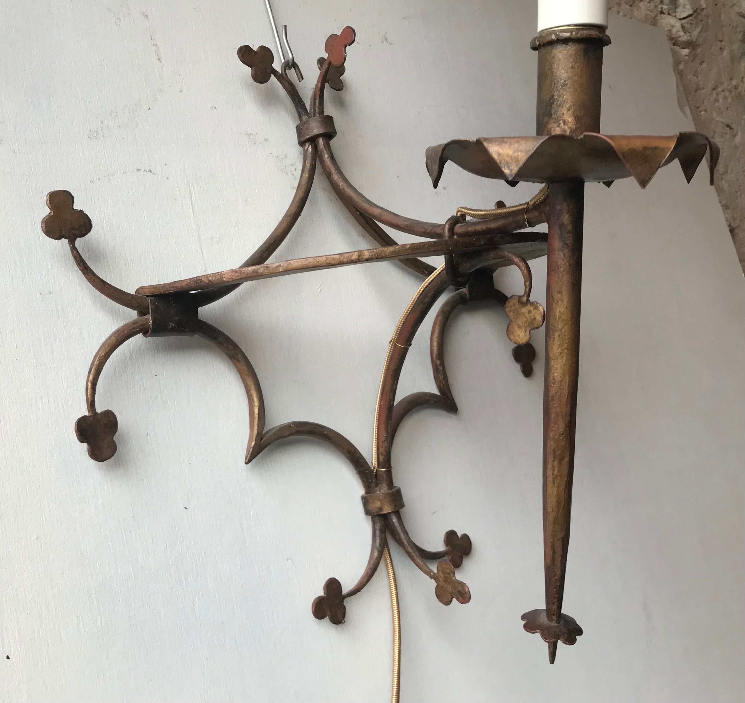 Pair of gilded metal sconces decorated with clovers.