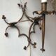 Paire d'appliques en métal doré à décor de trèfles