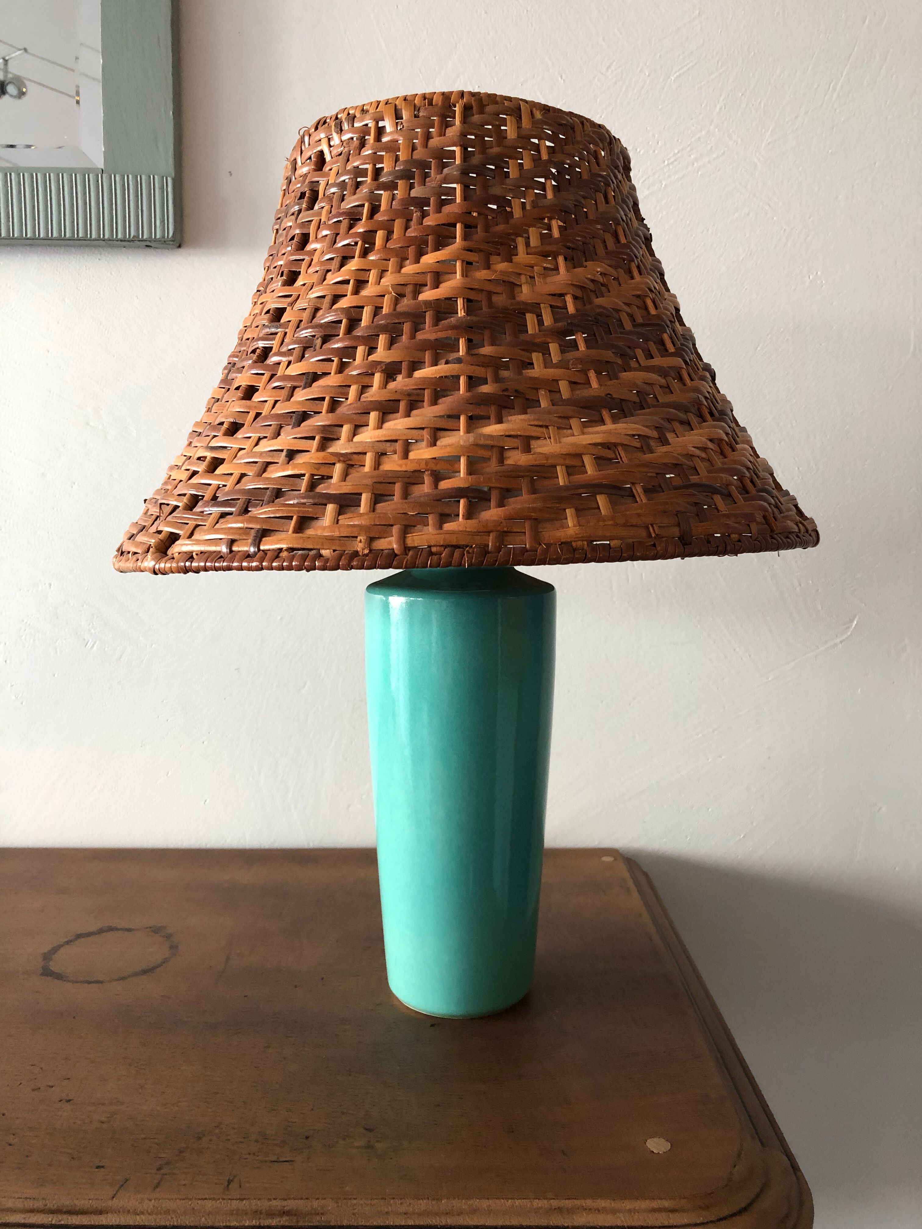 Enamelled ceramic lamp and rattan