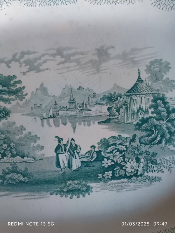 grand plat et assiettes en faience XIXème décor au chinois