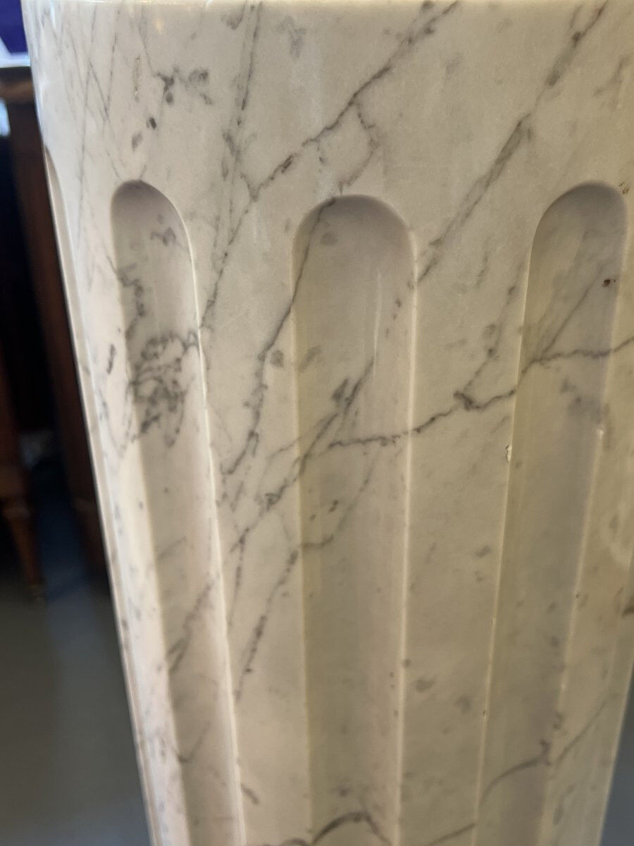 Column in solid white marble veined with grey, decorated with vertical fluting, 110 cm.