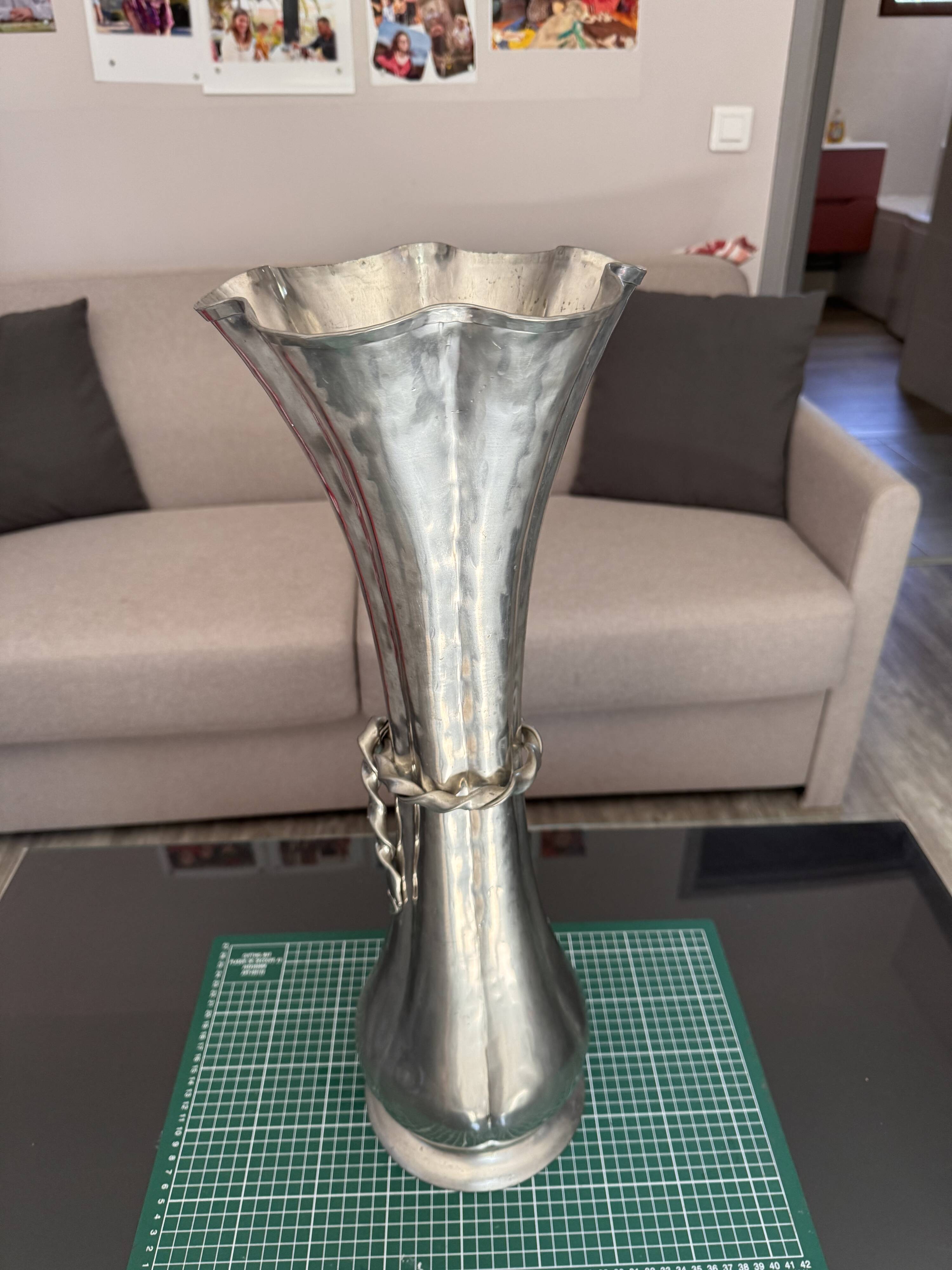 Pure tin sun vase at 95%, signed Jean Goardère.