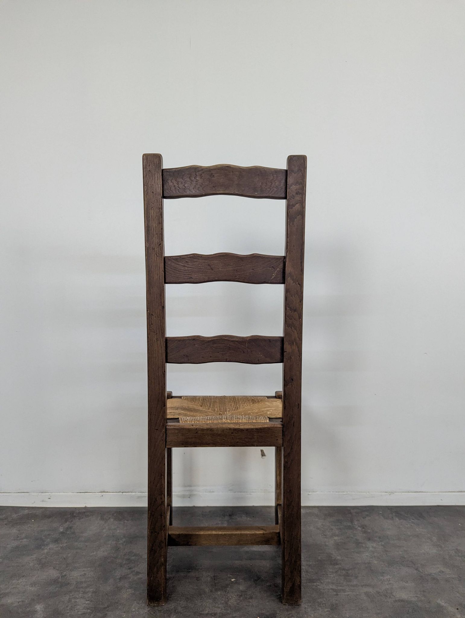 Série de 4 chaises rustiques en chêne assises paillées