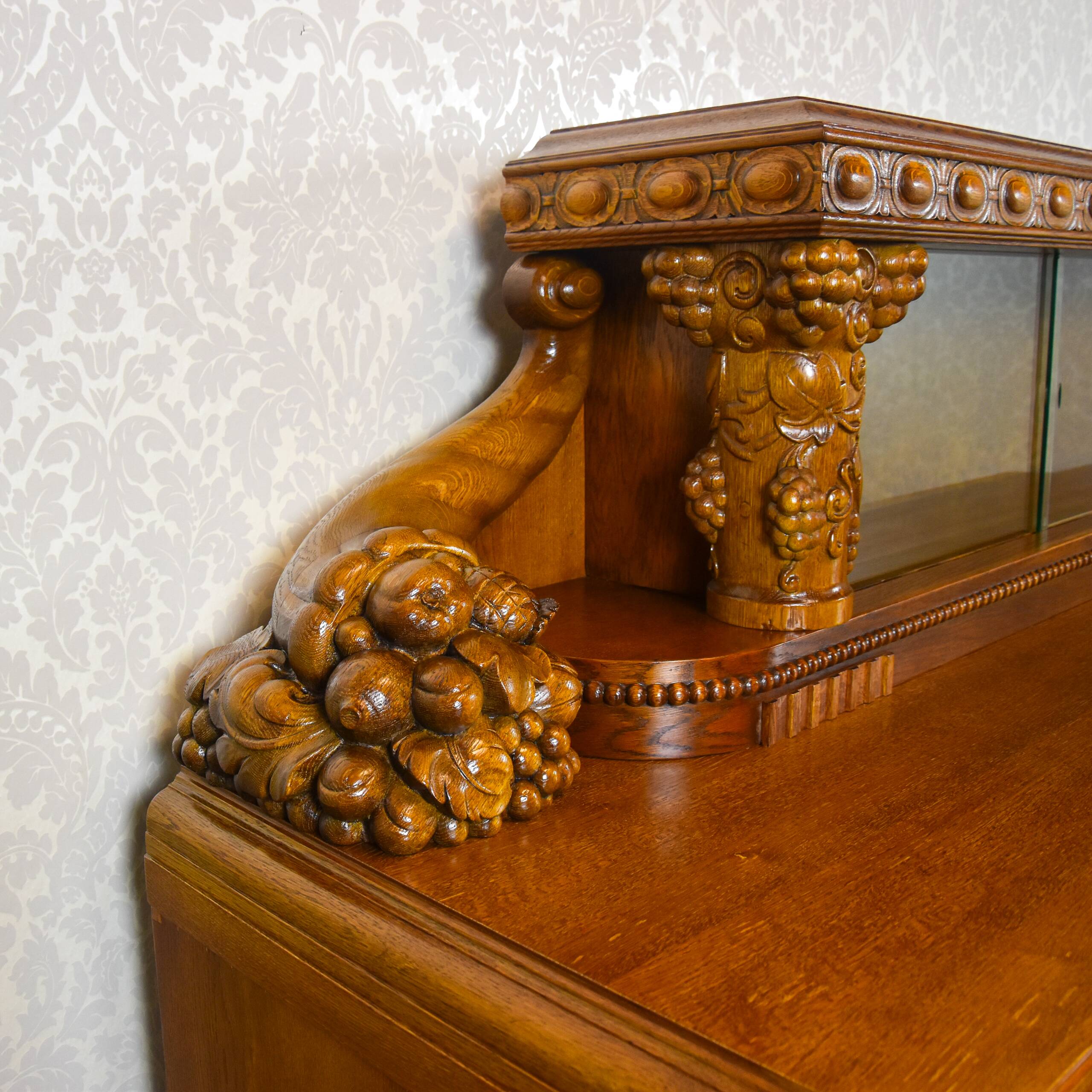 Large two-body oak sideboard 1920-1939
