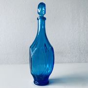 Carafe bleue en verre