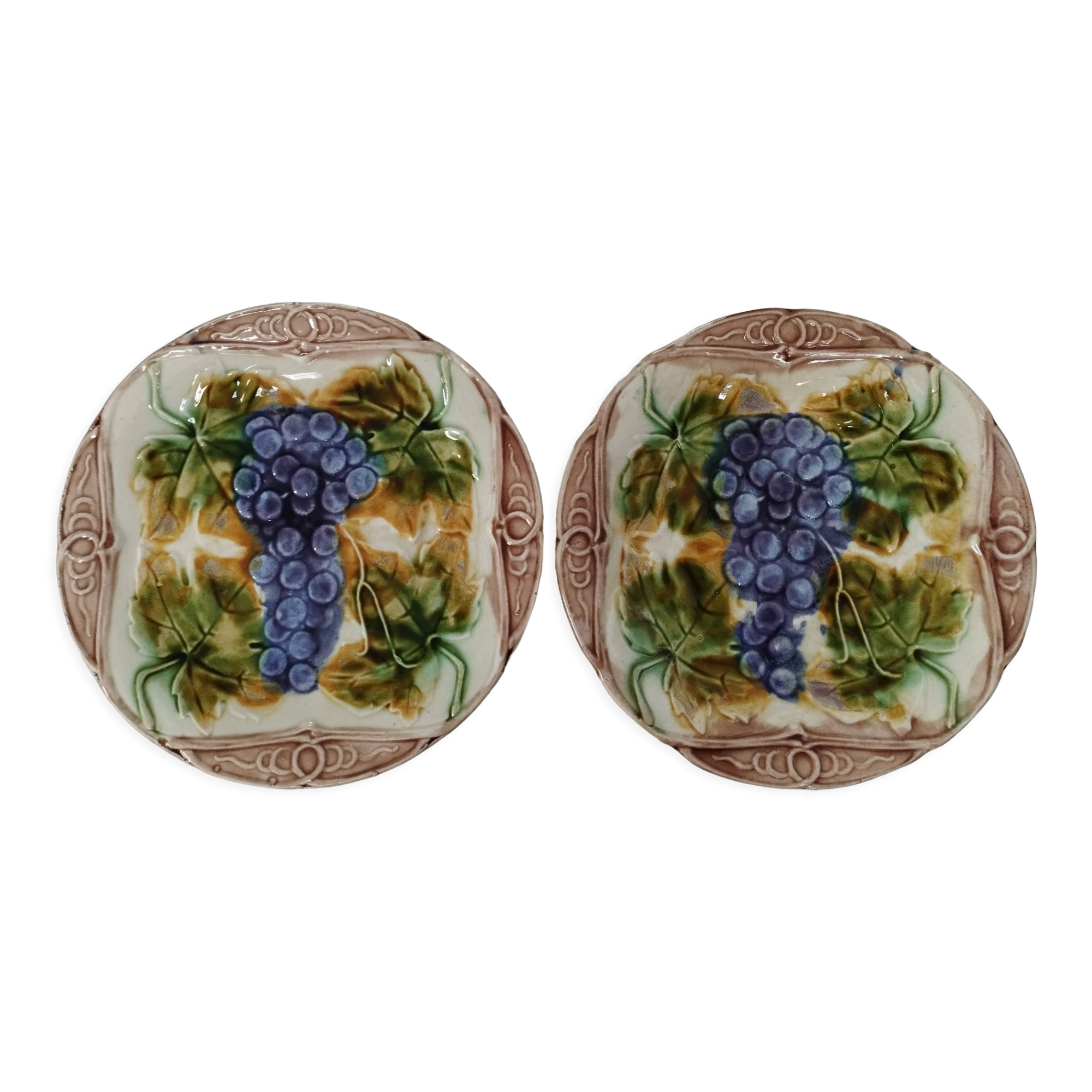 Lot de 2 assiettes en barbotine à motif raisin