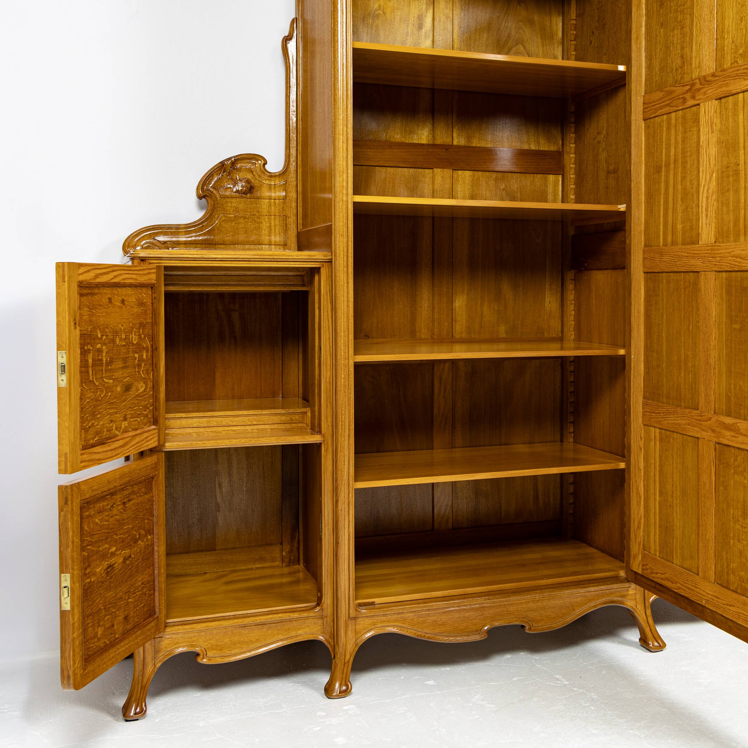 Large Art Nouveau linen cupboard in oak and mirror - 1900-1920