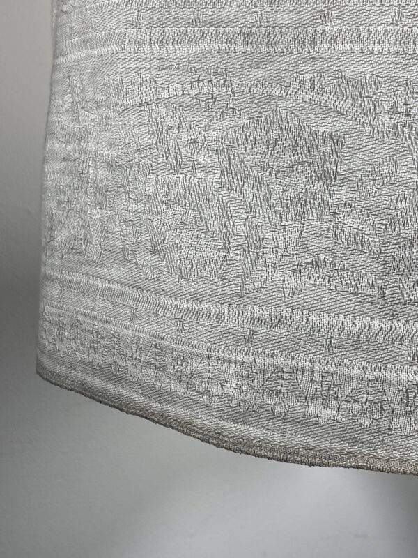 Suspension drap ancien en lin monogramme et oiseau de Georges Braque