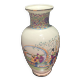 Vase orné de motifs asiatiques