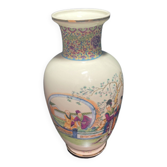 Vase orné de motifs asiatiques