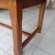 Grande table de salle à manger rectangulaire en chêne massif de style néo-rustique.