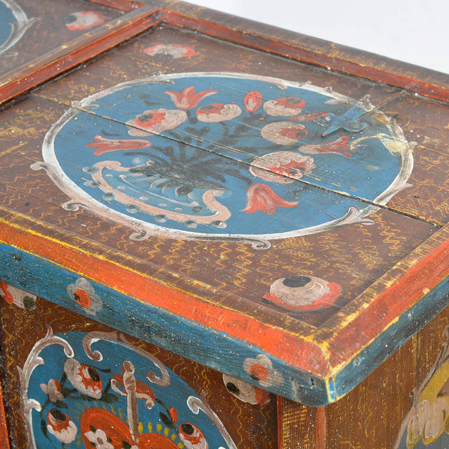 Coffre de mariage d'art populaire, daté de 1718