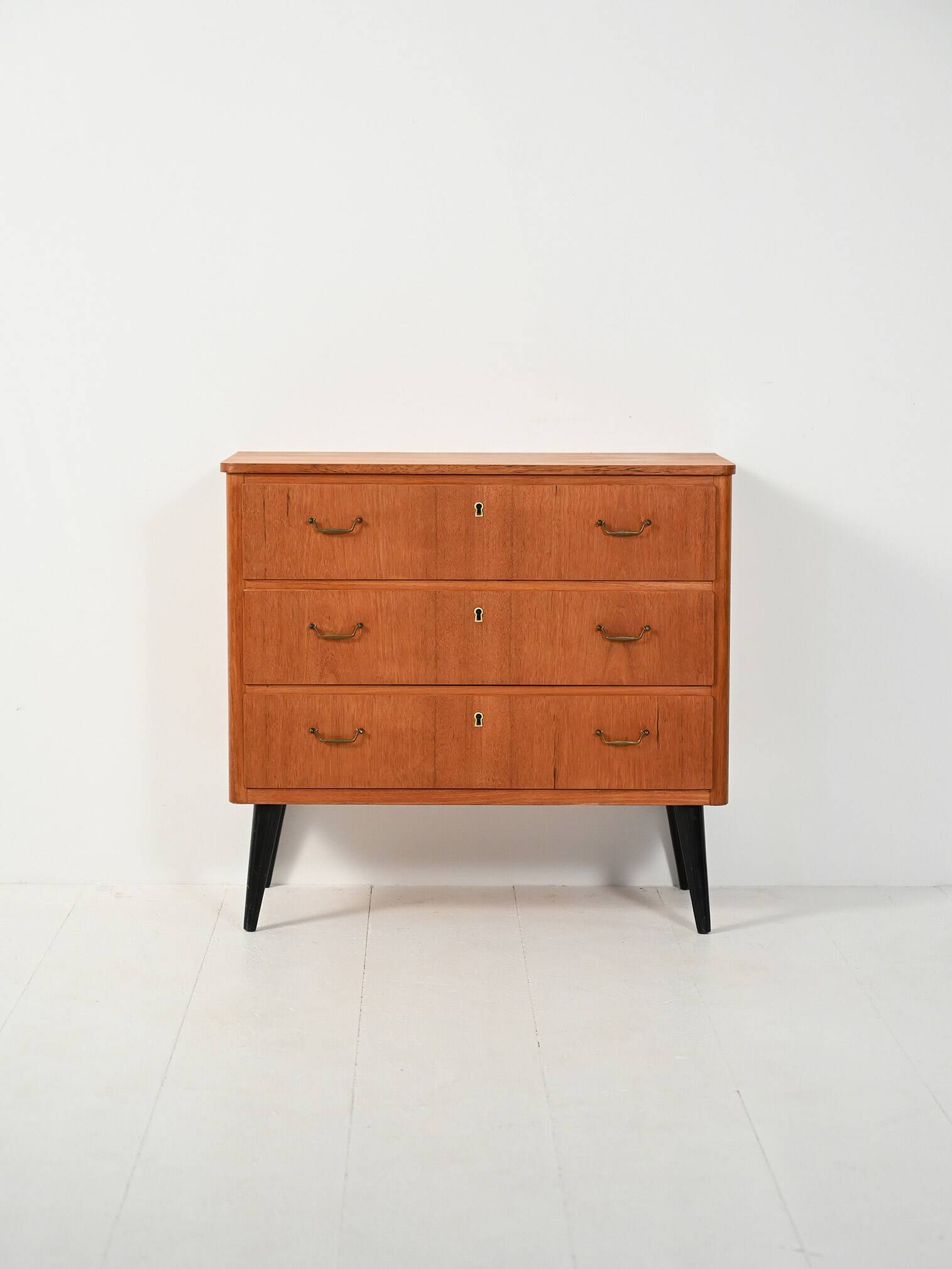 Commode scandinave en teck avec pieds noirs