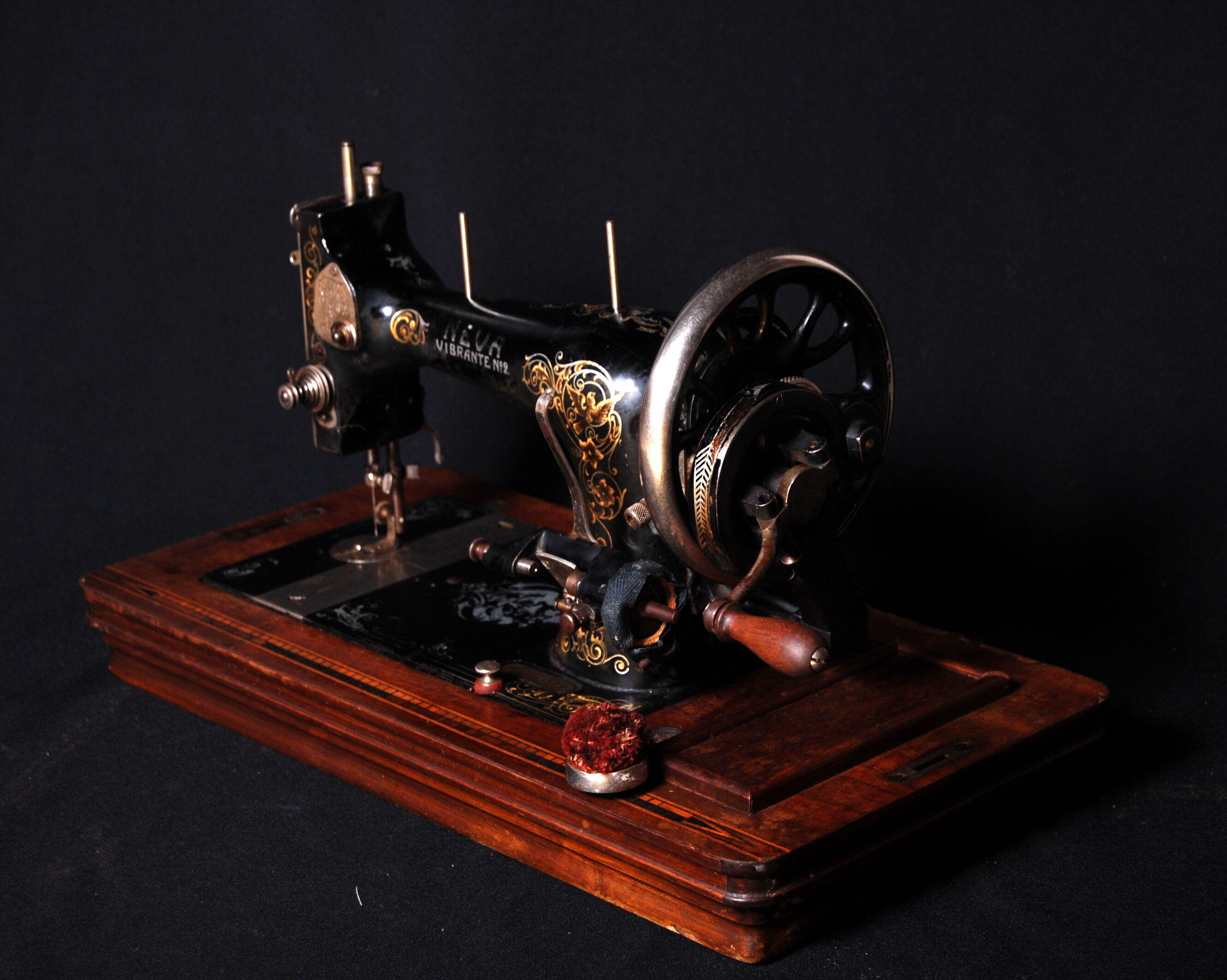 Hand crank sewing machine