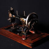 Hand crank sewing machine