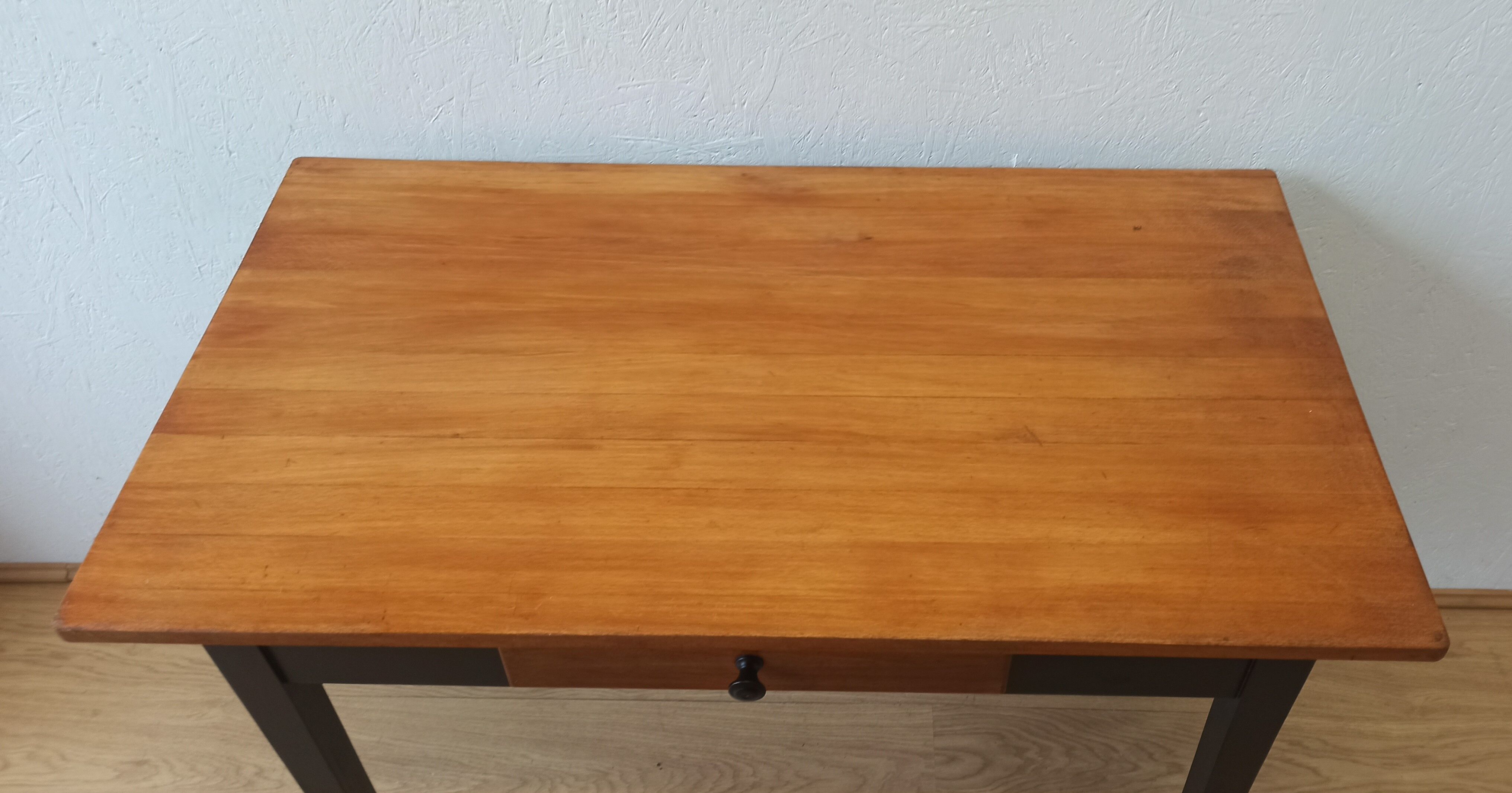 Minimalist kitchen table