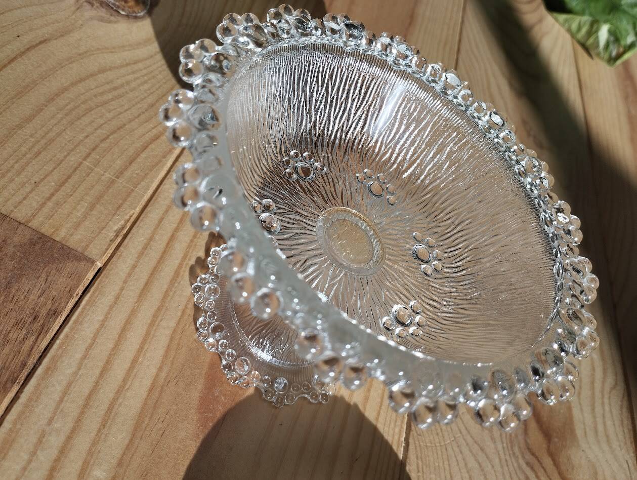 Bonbonnière sur pied en verre moulé – Décor texturé vintage