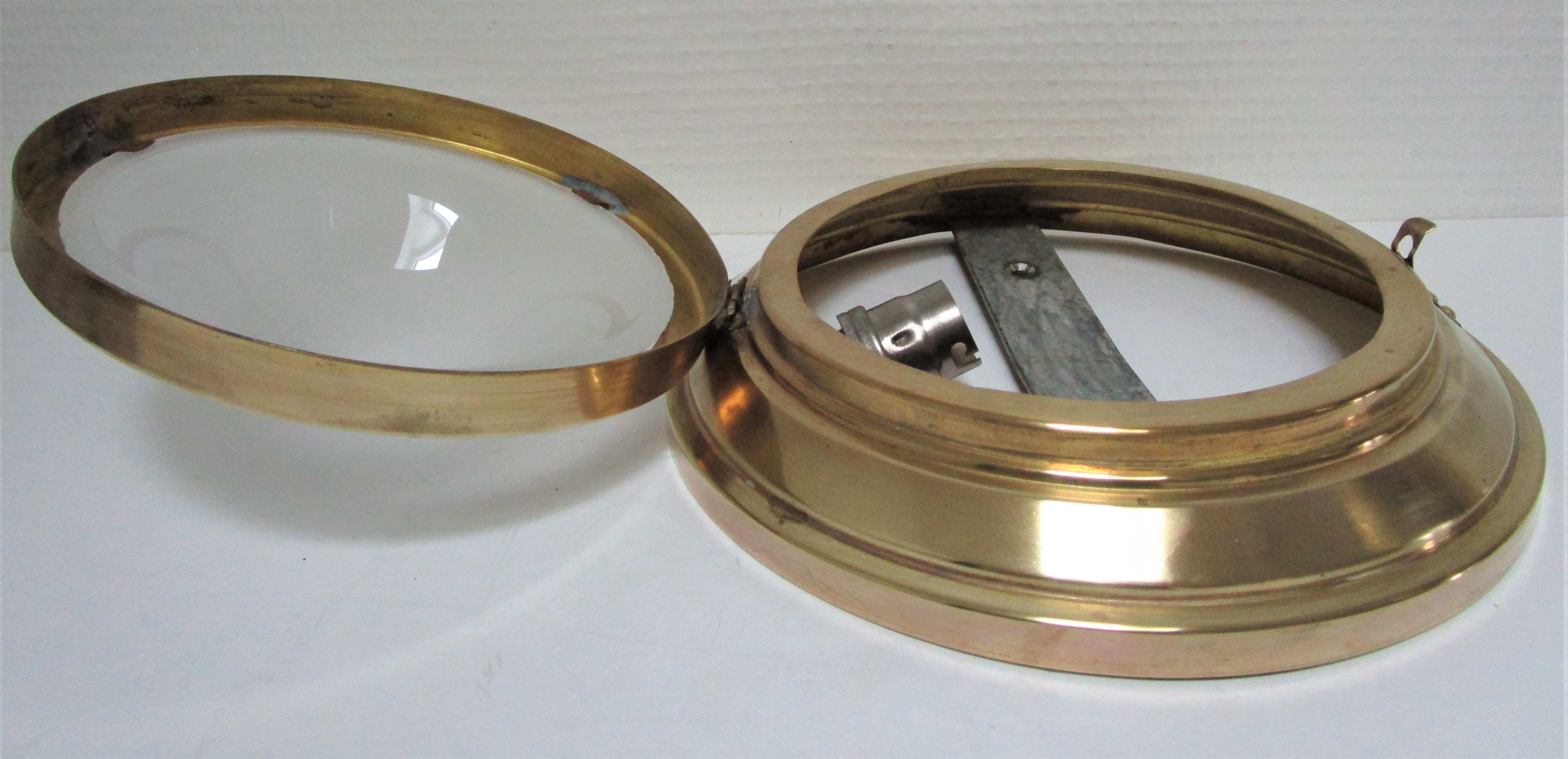 Applique laiton verre bombé dépoli début XXème