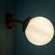 Applique globe vintage en opaline blanche