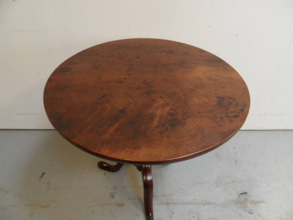Table ronde inclinable antique en acajou