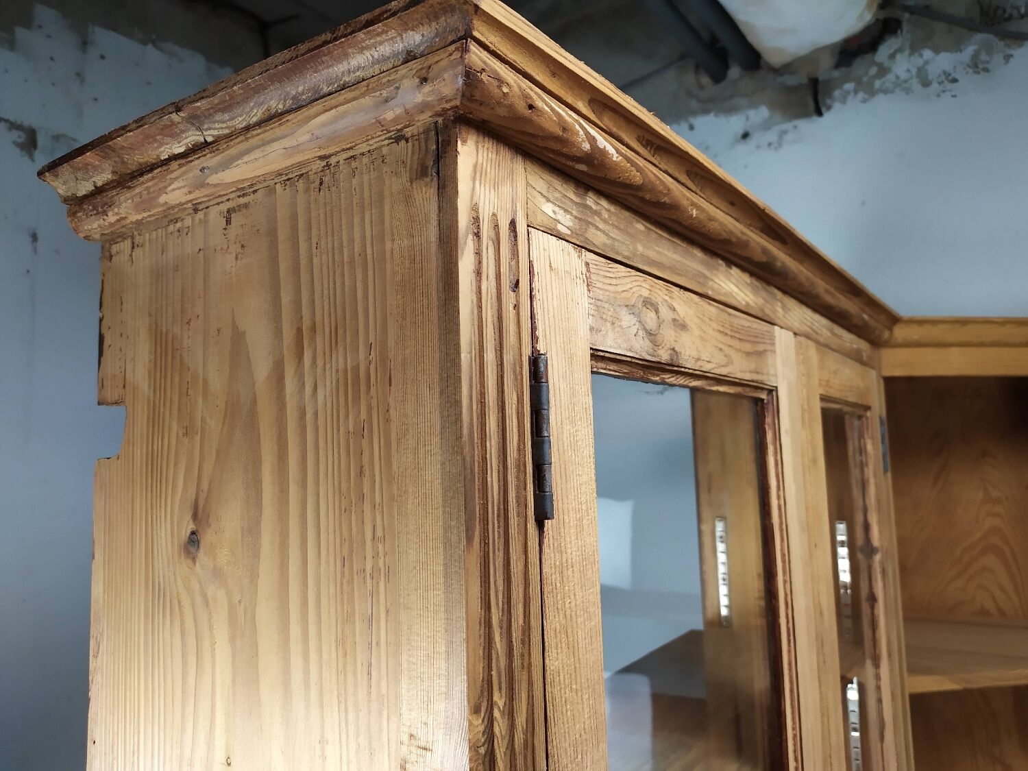 Bistro corner bookcase