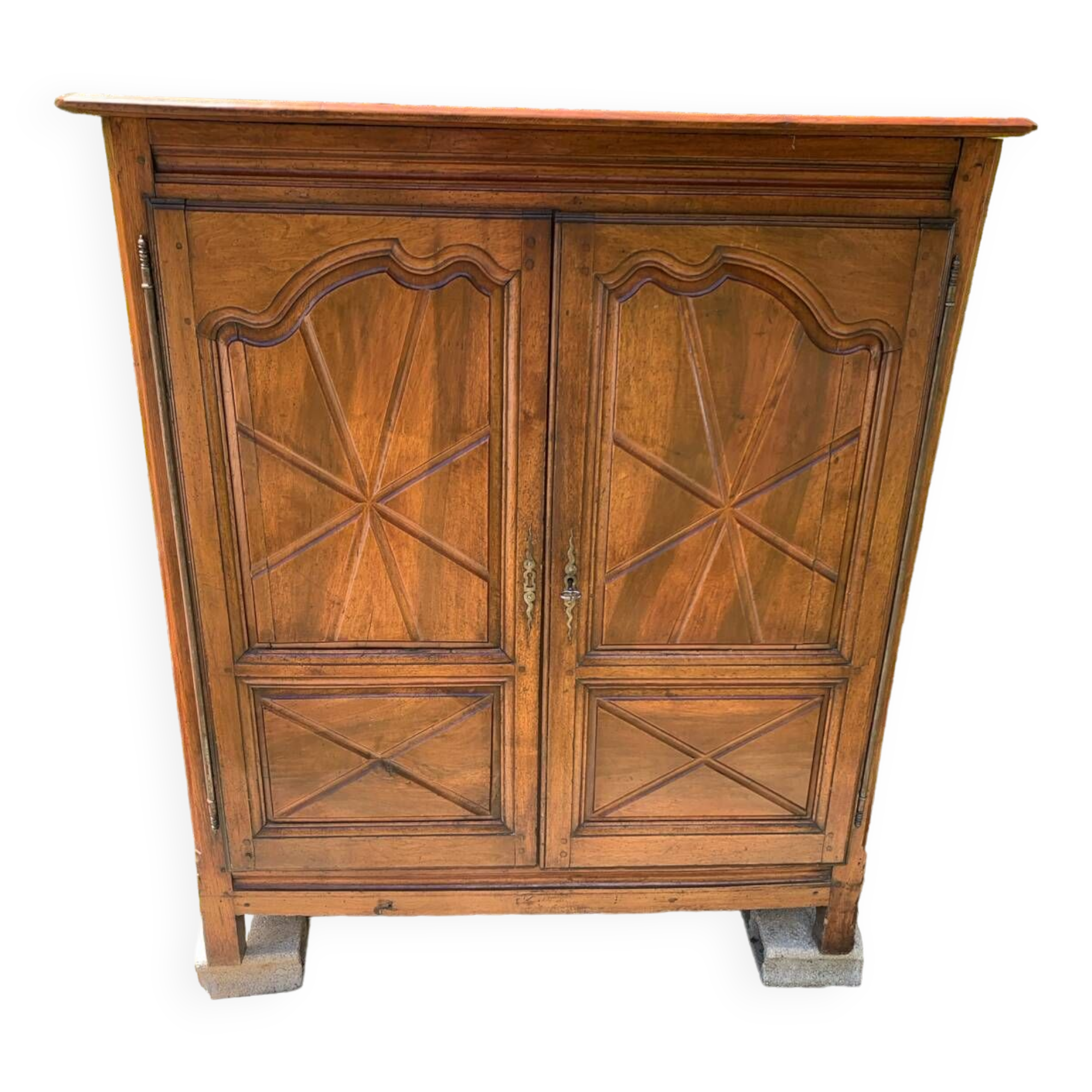 Armoire bassette de style louis XIII epoque 18 eme