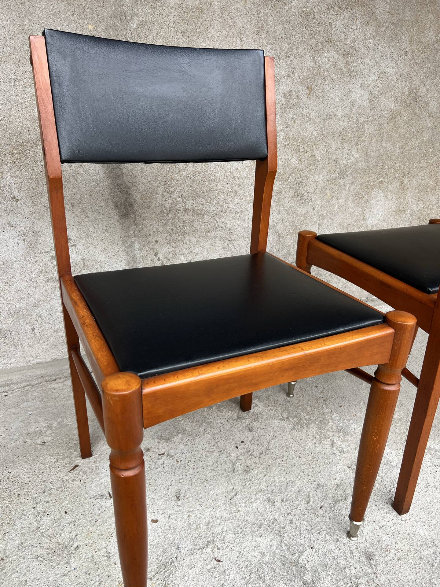 2 chaises vintage en bois et skaï