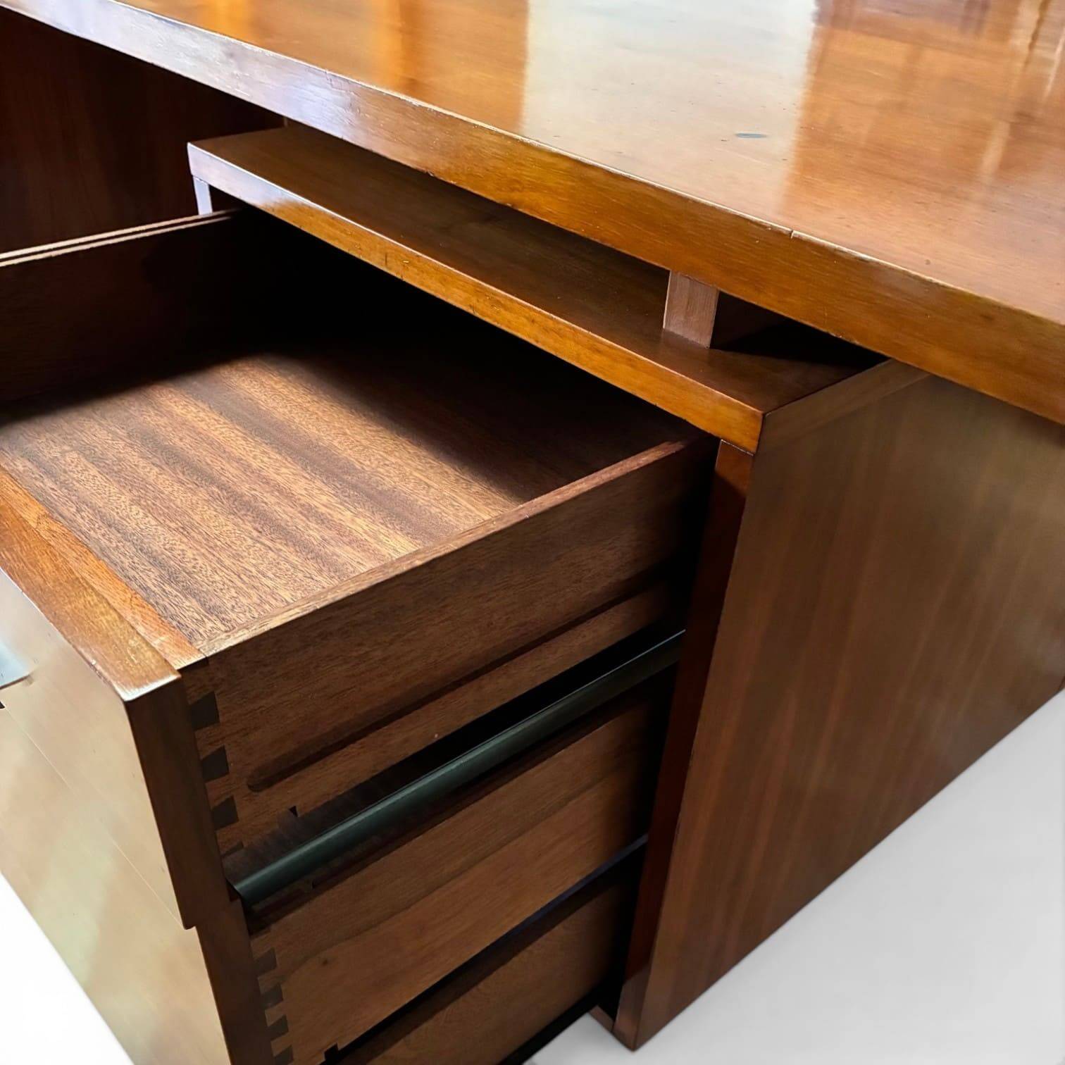 Executive Office "EOG" in Walnut by George Nelson for Herman Miller, Here