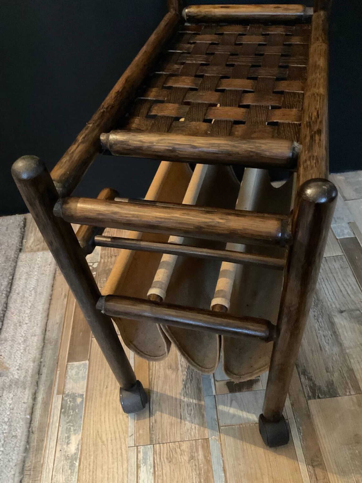 Porte revue en rotin vintage sur roulettes