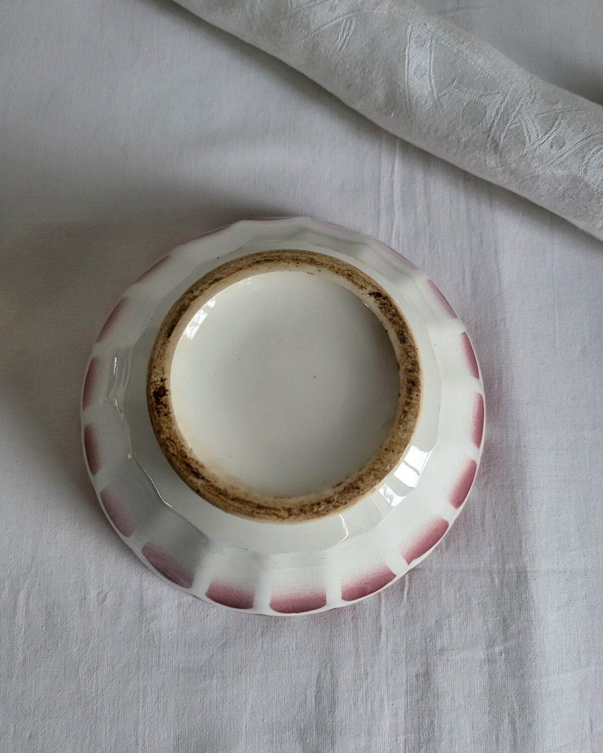 Old bowl in earthenware DIGOIN SARREGUEMINES with faceted burgundy.