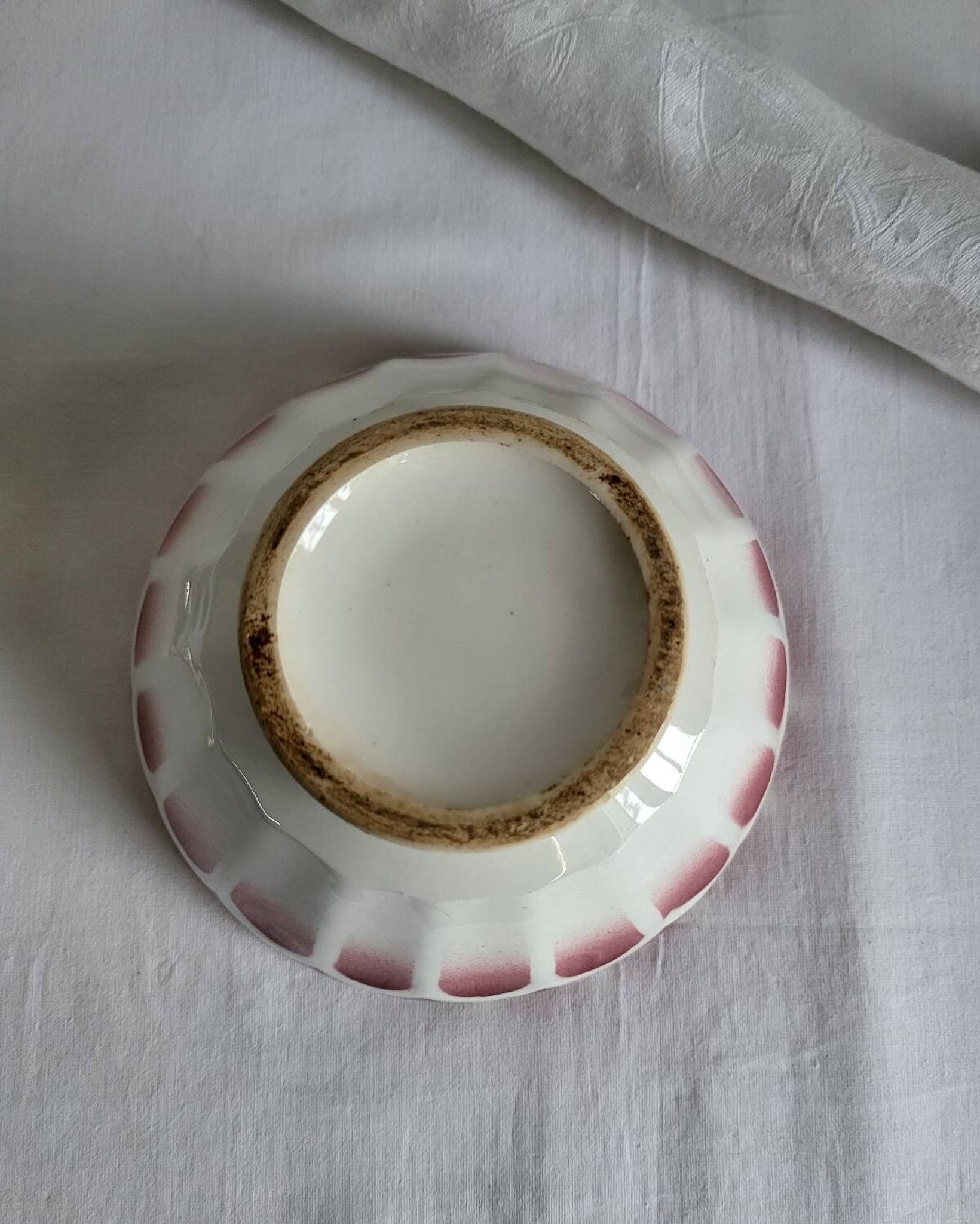 Old bowl in earthenware DIGOIN SARREGUEMINES with faceted burgundy.