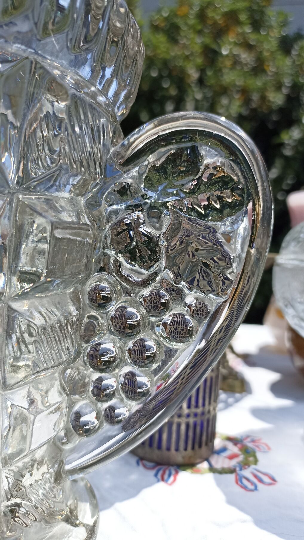 Art Deco bee-shaped vase in thick crystal